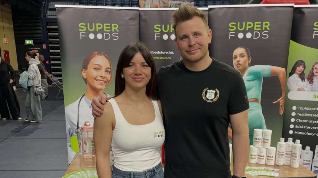 KREathlon Sportnap 2026 SuperFoods stand Budapest egészségtudatos életmód és sport rendezvény résztvevők a stand előtt